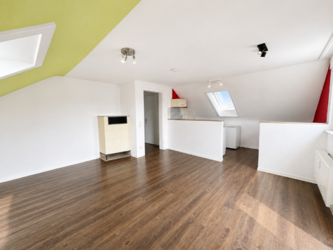 Renovierte 2-Zimmer-Dachgeschosswohnung mit Küchenzeile und Balkon AN EINZELPERSON, 72649 Wolfschlugen, Wohnung