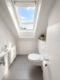 Renovierte 2-Zimmer-Dachgeschosswohnung mit Küchenzeile und Balkon AN EINZELPERSON - sep. WC