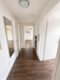 Renovierte 2-Zimmer-Dachgeschosswohnung mit Küchenzeile und Balkon AN EINZELPERSON - Flur