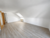 Großzügige 3 1/2-4 Zimmer-Dachgeschoßwohnung mit Balkon in schöner Lage - Wohnzimmer