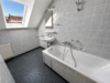 Großzügige 3 1/2-4 Zimmer-Dachgeschoßwohnung mit Balkon in schöner Lage - Blick ins Bad