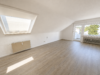 Großzügige 3 1/2-4 Zimmer-Dachgeschoßwohnung mit Balkon in schöner Lage - Wohnzimmer