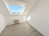 Großzügige 3 1/2-4 Zimmer-Dachgeschoßwohnung mit Balkon in schöner Lage - Zimmer