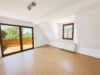 Kernsanierte 3,5 - 4-Zimmer-Galeriewohnung mit EBK, Balkon und gemeinschaftlichem Garten - Wohnzimmer