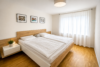 *Wohnkomfort auf höchstem Niveau* Neuwertige 4,5-Zimmer-Wohnung mit großem überdachtem Balkon - Schlafzimmer