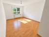 Schicke, helle 3 1/2 Zimmerwohnung mit großem Balkon in ruhiger Halbhöhenlage - Zimmer