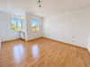 Schicke, helle 3 1/2 Zimmerwohnung mit großem Balkon in ruhiger Halbhöhenlage - Zimmer