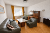 Teilrenoviertes 2-3 Familienhaus mit 2 Balkonen, Terrasse und Garten in bevorzugter Lage - Wohnzimmer EG