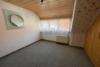 Teilrenoviertes 2-3 Familienhaus mit 2 Balkonen, Terrasse und Garten in bevorzugter Lage - Zimmer DG