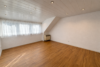 Teilrenoviertes 2-3 Familienhaus mit 2 Balkonen, Terrasse und Garten in bevorzugter Lage - Zimmer DG