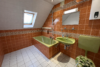Teilrenoviertes 2-3 Familienhaus mit 2 Balkonen, Terrasse und Garten in bevorzugter Lage - Badezimmer DG