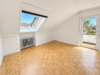 Charmante, renovierte 2-Zimmer-Dachgeschosswohnung m. Balkon in ruhiger Lage AN EINZELPERSON - Wohnzimmer