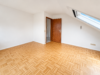 Charmante, renovierte 2-Zimmer-Dachgeschosswohnung m. Balkon in ruhiger Lage AN EINZELPERSON - Wohnzimmer Ansicht 2
