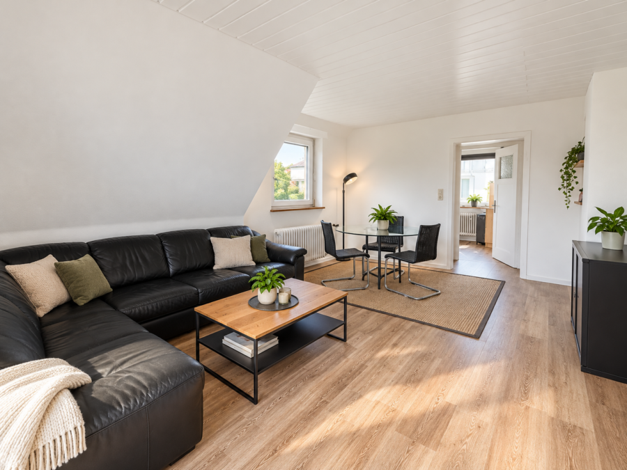Renovierte 2,5–3-Zimmer-Dachgeschosswohnung m. EBK u. Balkon in herrl. Aussichtslage ins Grüne - Photo 3