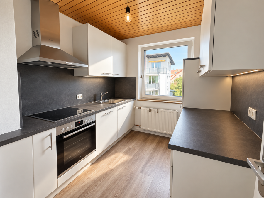 Renovierte 2,5–3-Zimmer-Dachgeschosswohnung m. EBK u. Balkon in herrl. Aussichtslage ins Grüne - Photo 5