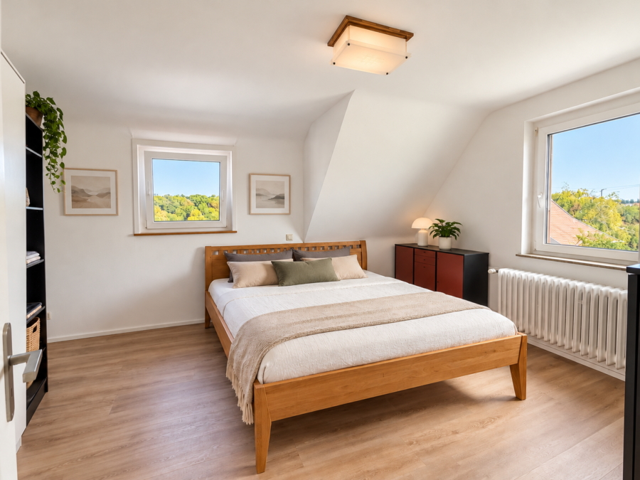 Renovierte 2,5–3-Zimmer-Dachgeschosswohnung m. EBK u. Balkon in herrl. Aussichtslage ins Grüne - Photo 4